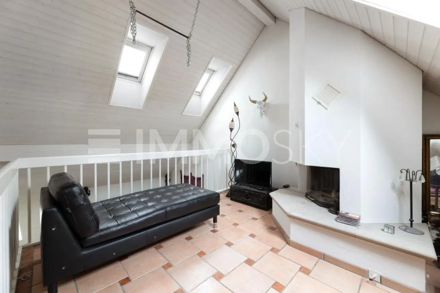 *RESERVED* - Spacious living on two floors with a view of the greenery - Photo 3 of 7