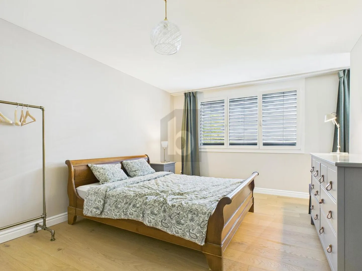 HIGH-QUALITY FURNISHED, IN A CENTRAL LOCATION - Photo 3 of 6