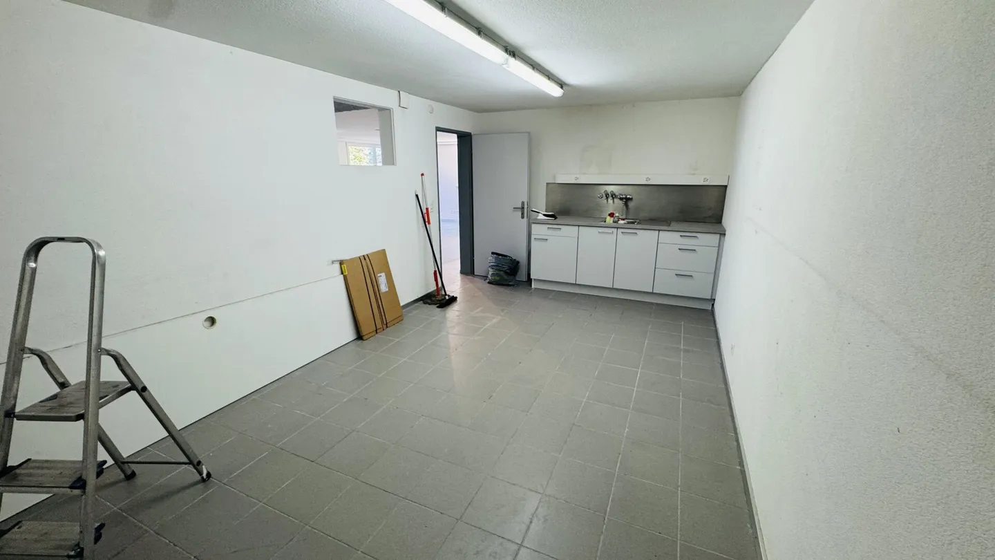 Top commercial space on the ground floor with visitor parking & bus at the door - Photo 11 of 17