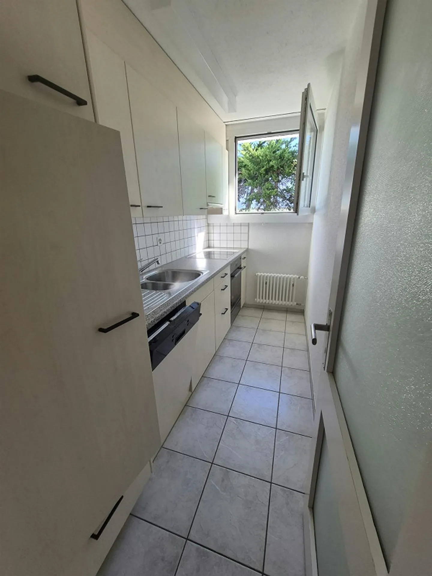 Attractive 2-room apartment with top connections - Photo 3 of 10