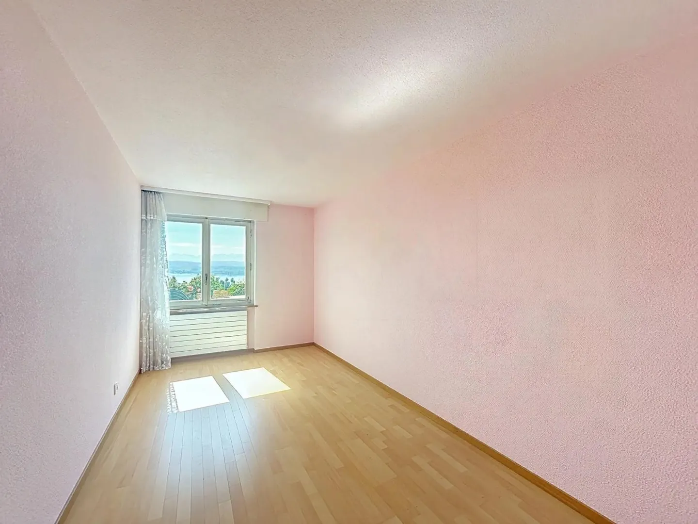 Charming House with Lake View - Photo 10 of 11