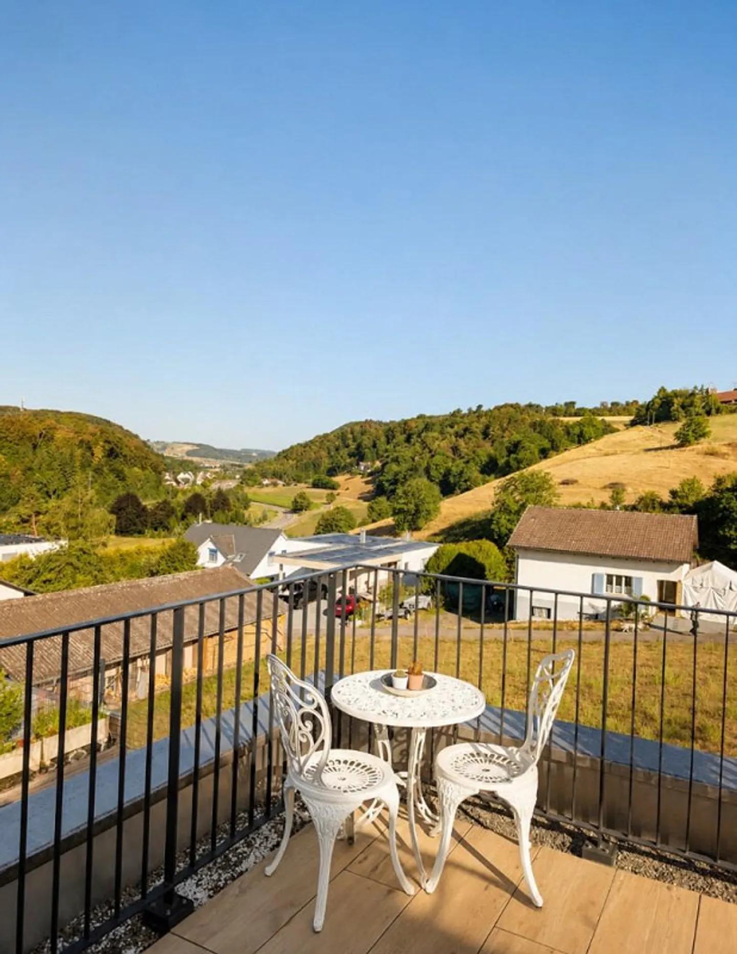 A lot of light, view into the greenery and a terrace to fall in love with - Photo 6 of 7