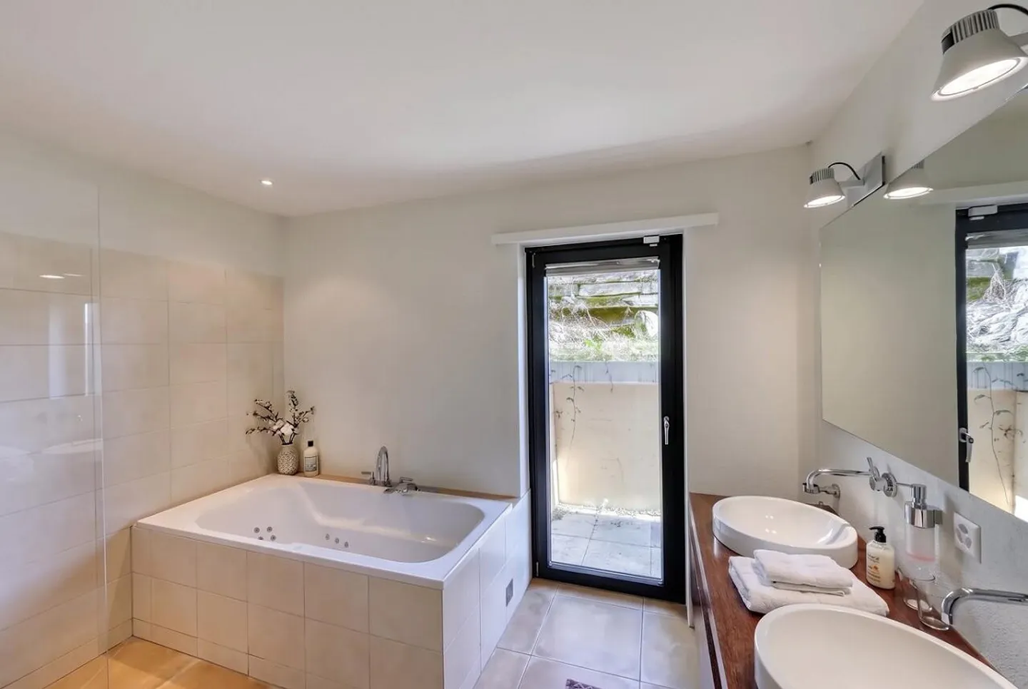 Casa unifamiliare con ampi spazi esterni e vista panoramica - Foto 6 di 9