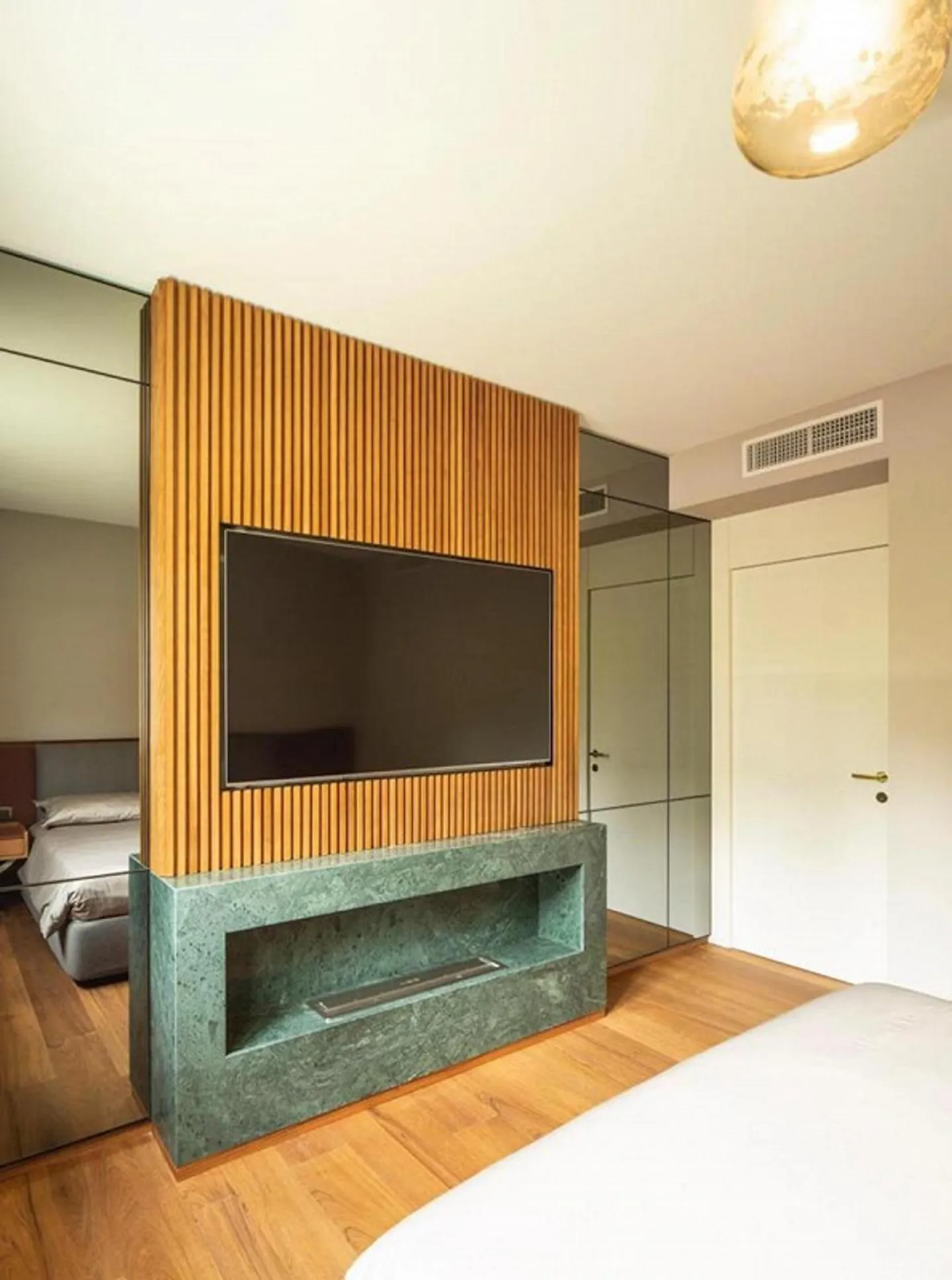 Magnificent Apartment with Garden and Lake View - Photo 6 of 10