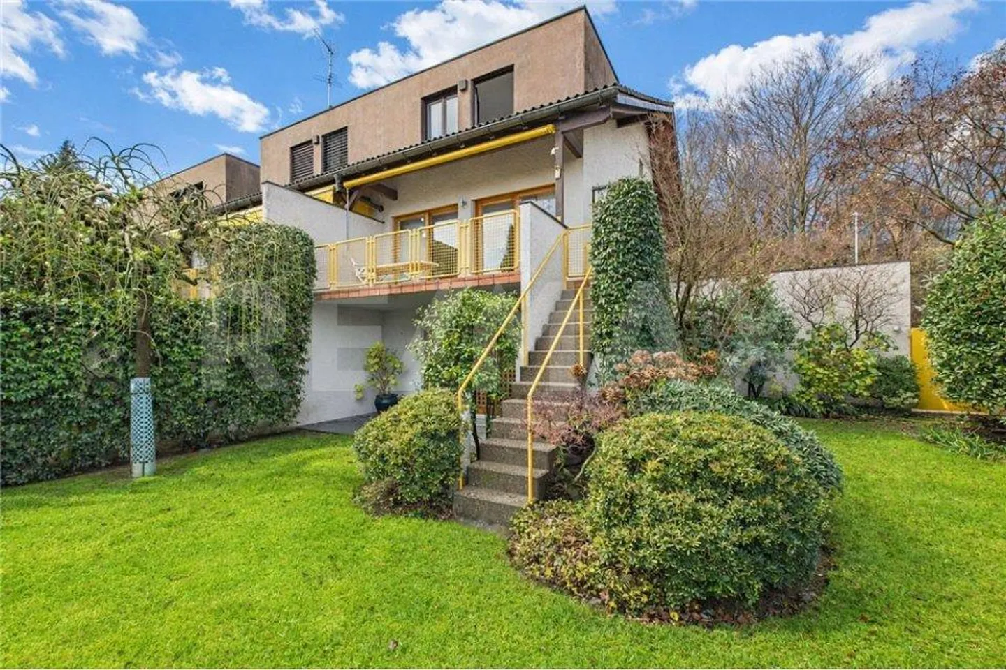 Maison d'angle au milieu de la verdure - idéale pour les familles - Photo 1 sur 13