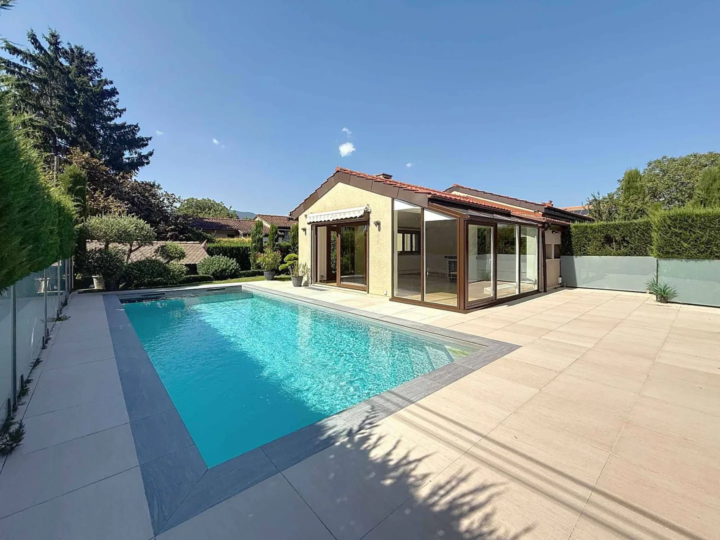 Unique, fully renovated villa - Photo 2 of 13