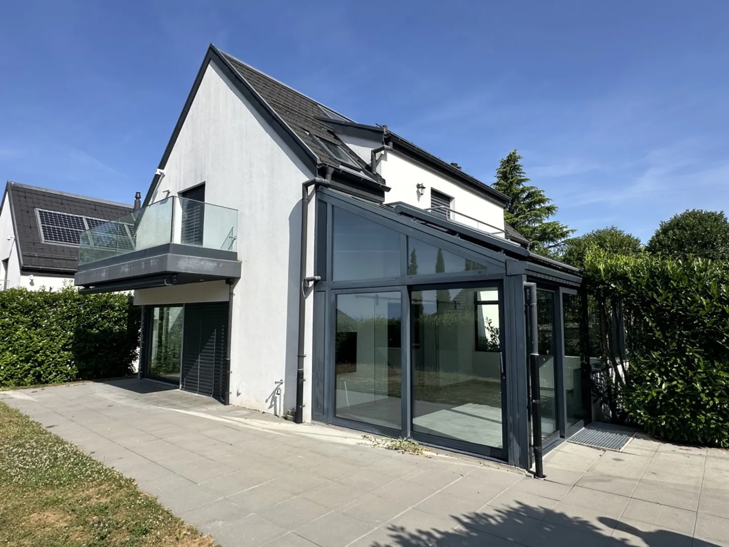 Moderne Villa mit Seeblick - Foto 1 von 13