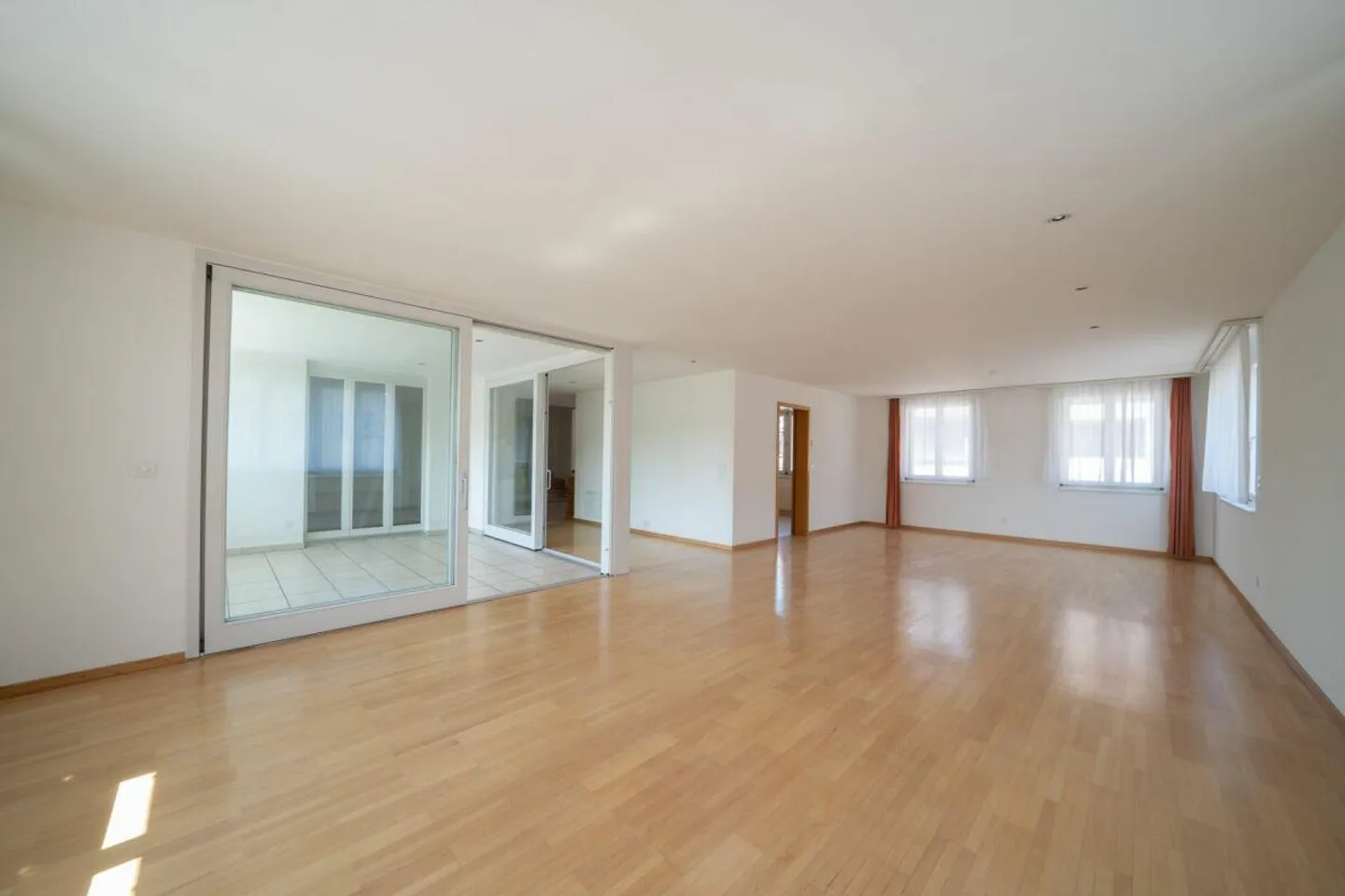 6.5-Zimmer-Maisonette-Wohnung mit 210m²  Wohnfläche - Foto 2 von 18