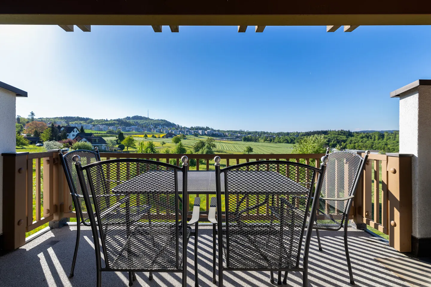 Panoramic View and Central Location: 4.5-Room Penthouse Apartment in Uitikon - Photo 2 of 5
