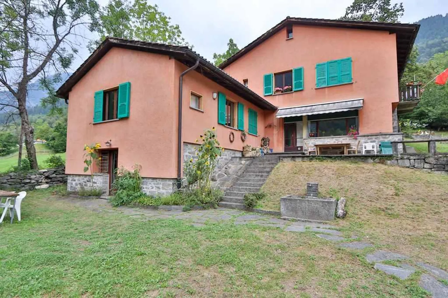 Maison bifamiliale avec grande réserve de construction dans un emplacement isolé - Photo 6 sur 19