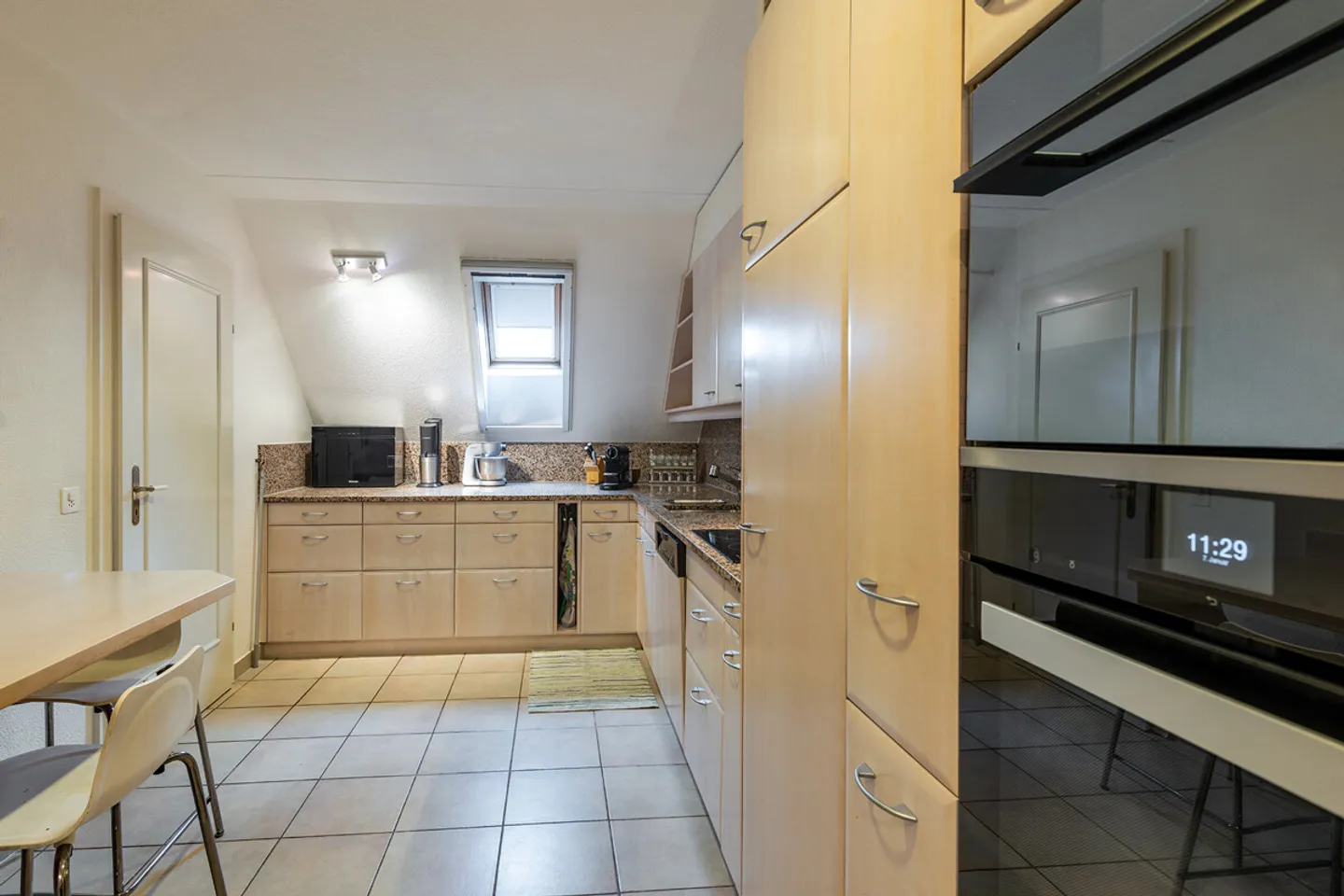 Panoramic View and Central Location: 4.5-Room Penthouse Apartment in Uitikon - Photo 4 of 5