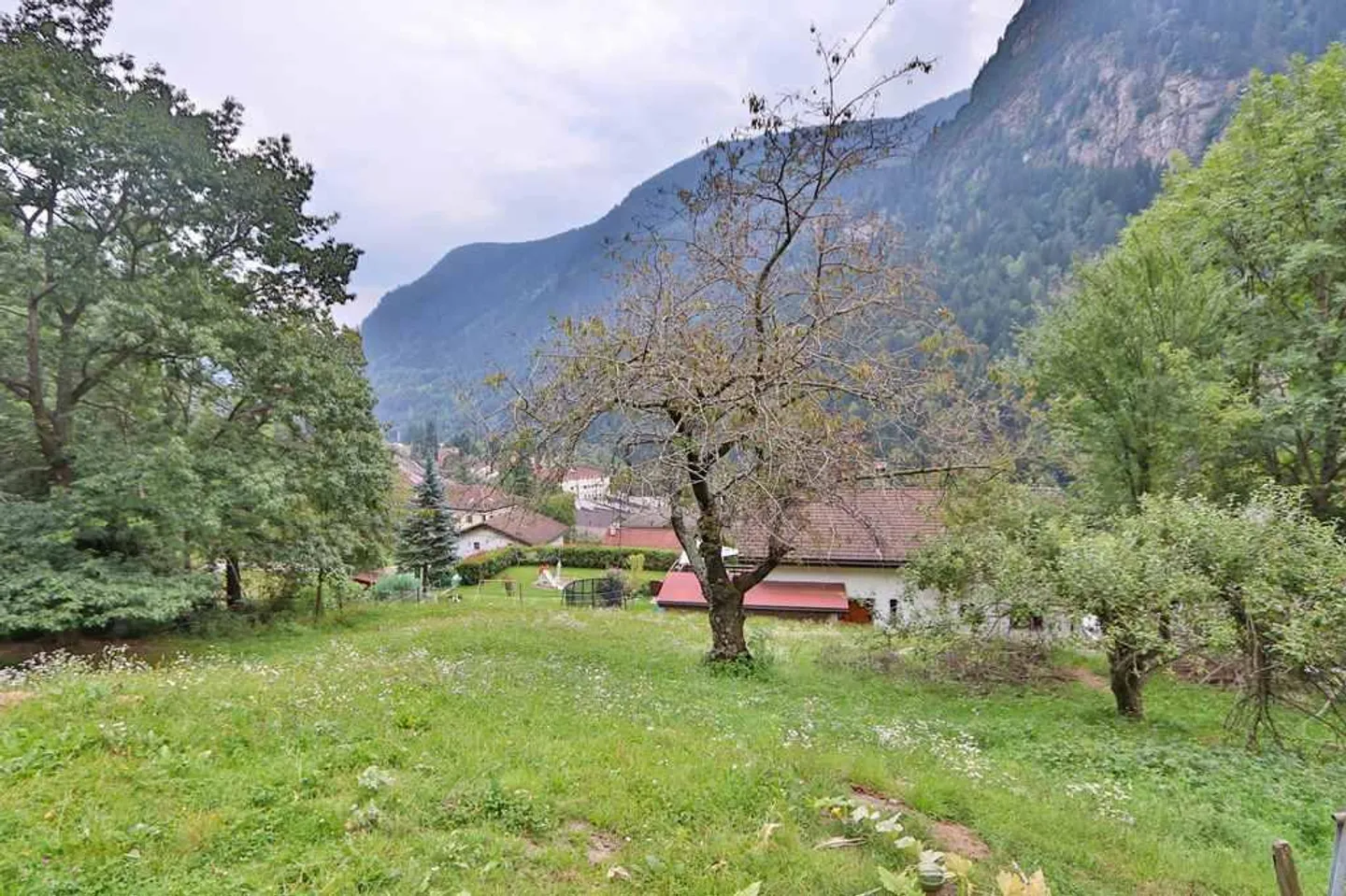 Maison bifamiliale avec grande réserve de construction dans un emplacement isolé - Photo 17 sur 19
