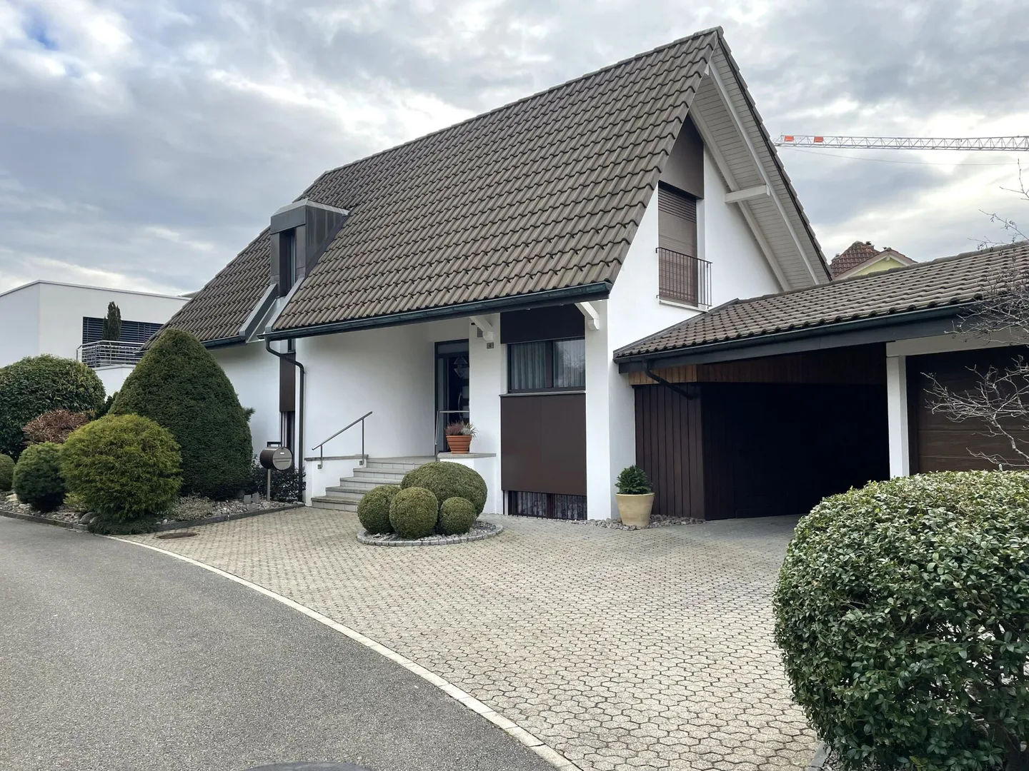 À vendre : Maison de 5 1/2 pièces très bien entretenue et soignée, située dans un endroit central - Photo 2 sur 18