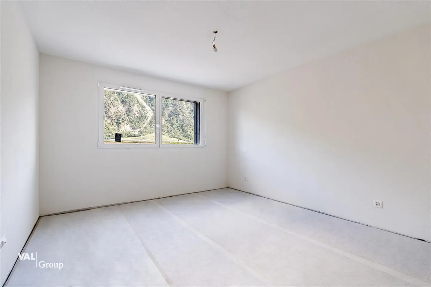 A modern living experience in this 4.5-room apartment with balcony - Photo 8 of 9