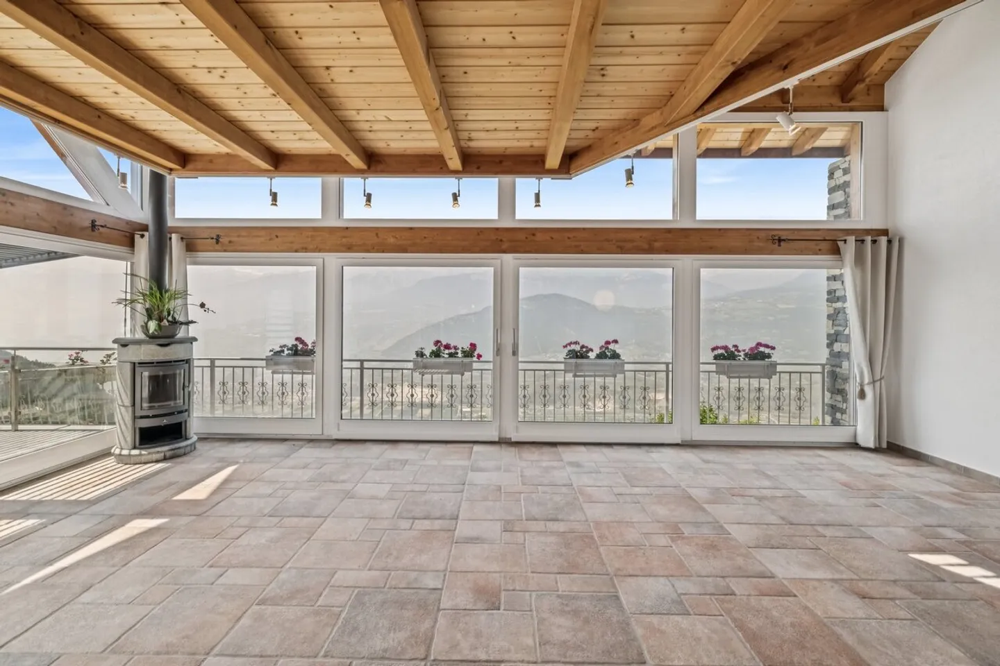 Vista panoramica ed eleganza alpina con piscina - Foto 4 di 13