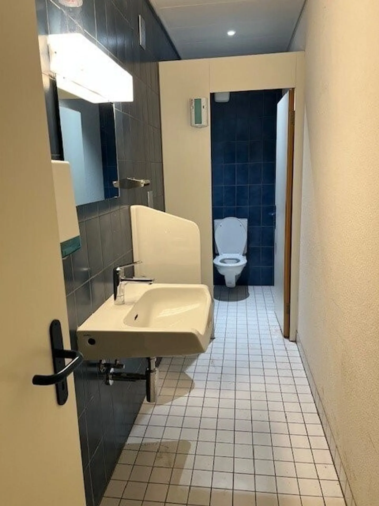 Central commercial space for rent on Bahnhofstrasse - Photo 7 of 8