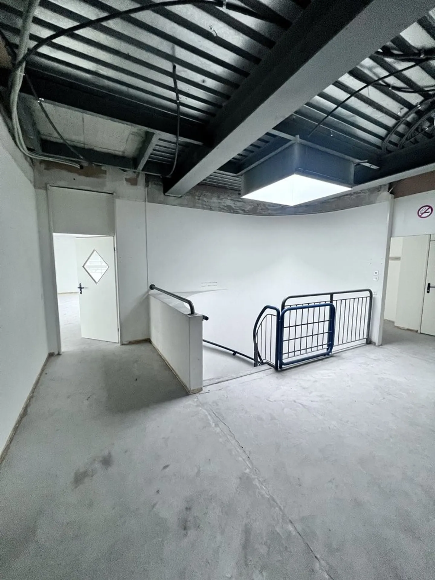 Central commercial space for rent on Bahnhofstrasse - Photo 2 of 8