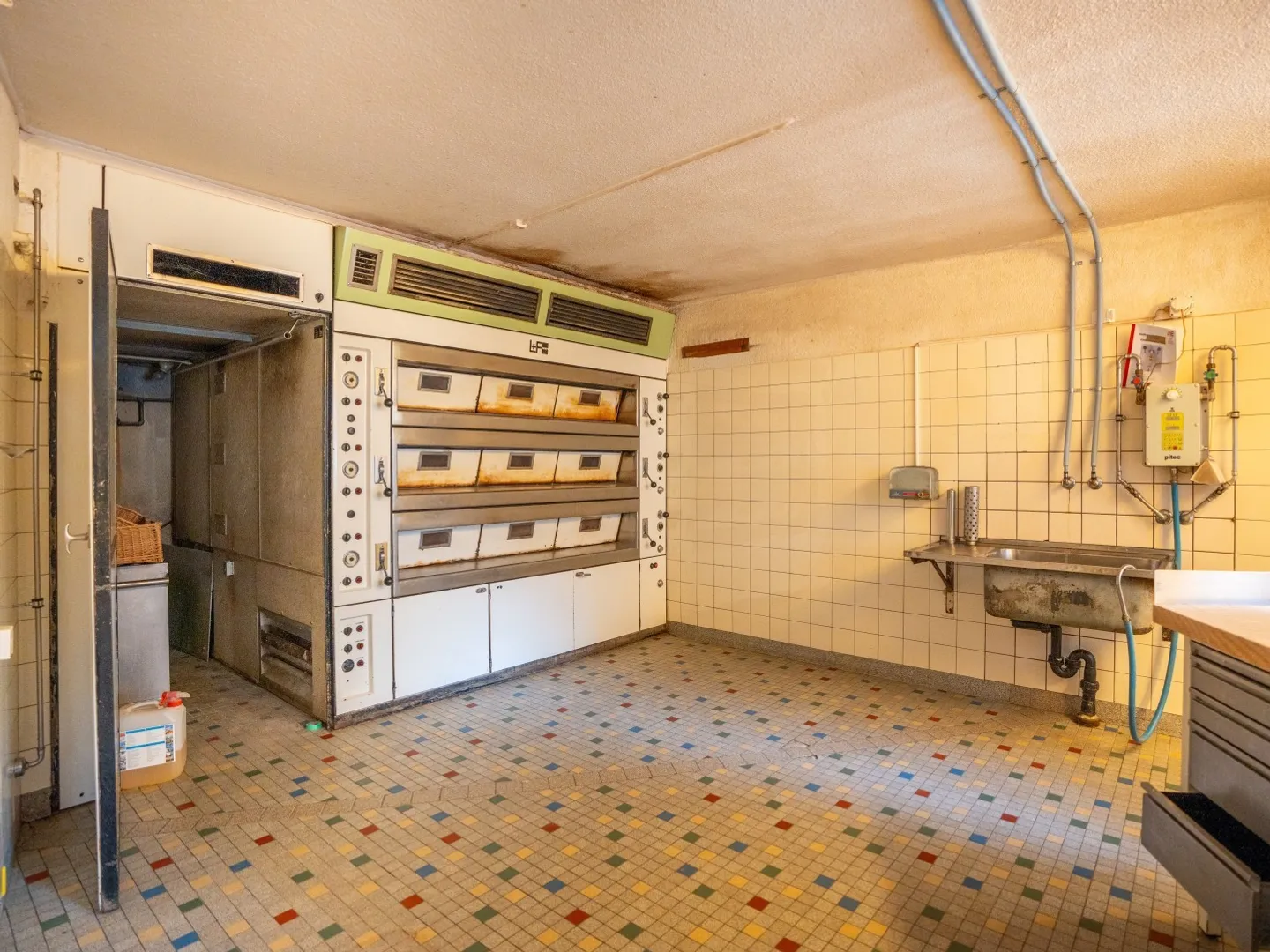 Maison de ville unique avec un grand potentiel de rénovation - Photo 3 sur 9