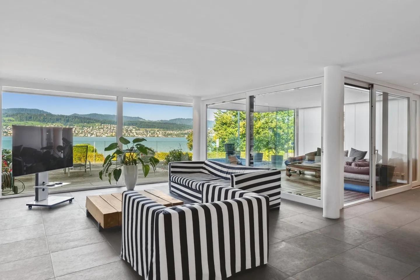 Appartement spacieux avec grande terrasse et vue imprenable sur le lac à Herrliberg - Photo 2 sur 9