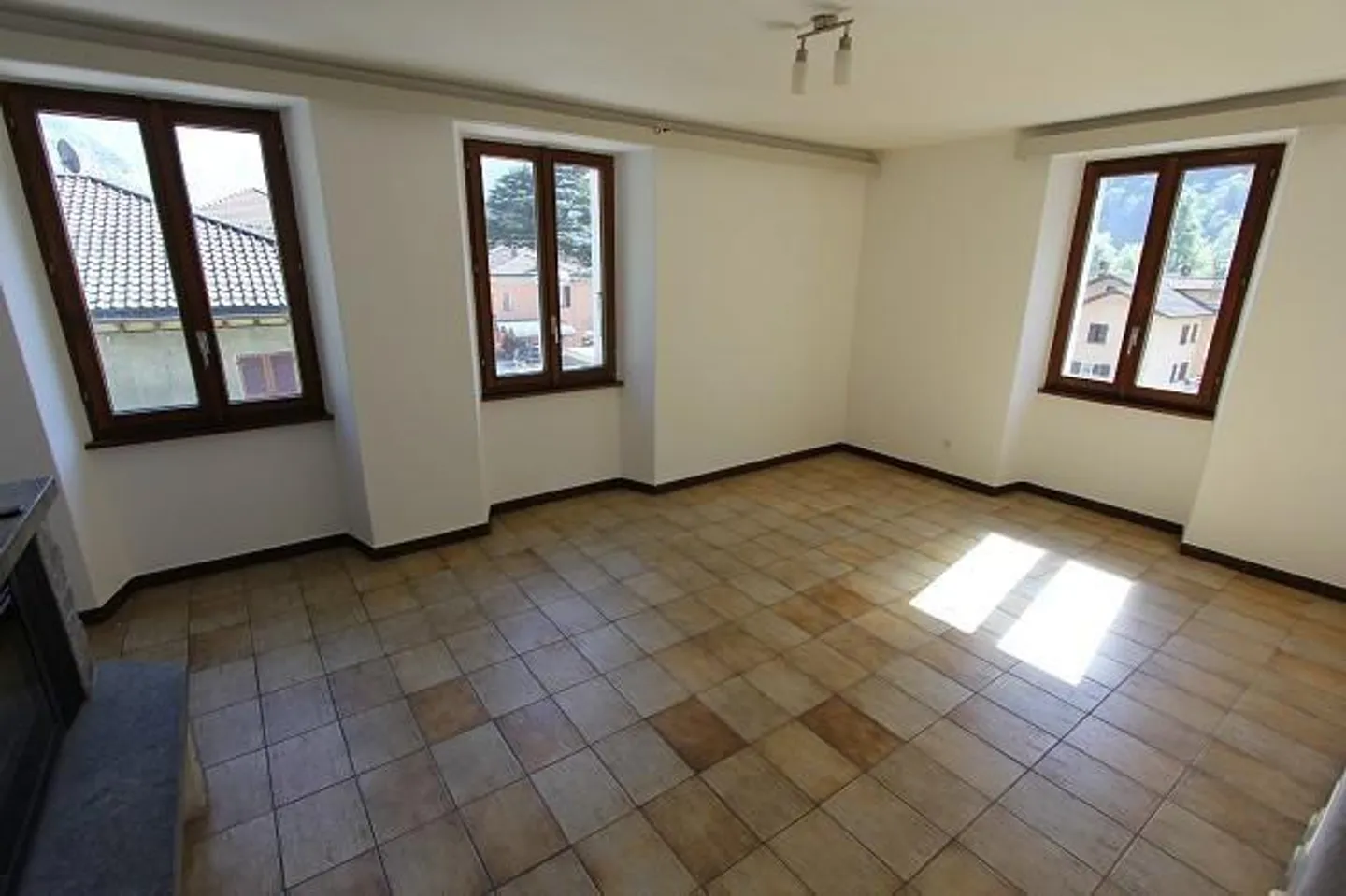 Appartement de 5 1/2 pièces au dernier étage avec jardin et pergola - Photo 3 sur 15