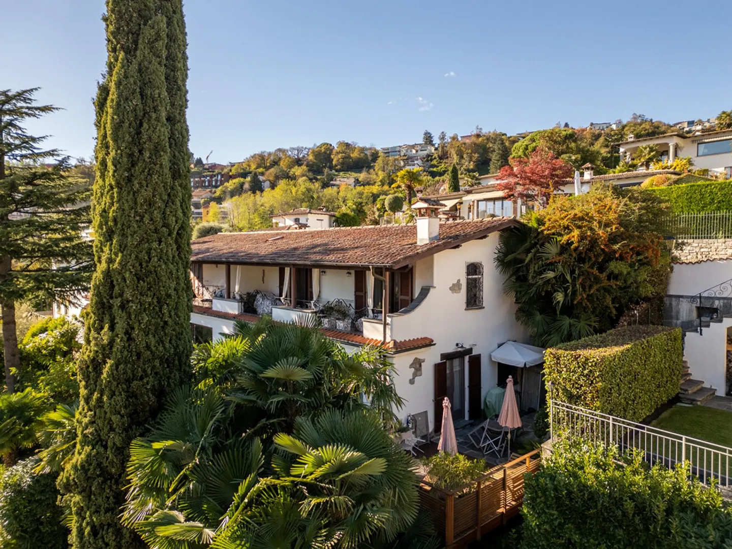 VILLA JUMELÉE MÉDITERRANÉENNE DANS UN CONTEXTE RÉSIDENTIEL AVEC VUE SUR LE LAC - Photo 1 sur 13