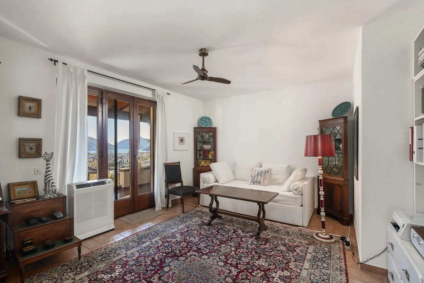 VILLA JUMELÉE MÉDITERRANÉENNE DANS UN CONTEXTE RÉSIDENTIEL AVEC VUE SUR LE LAC - Photo 2 sur 13