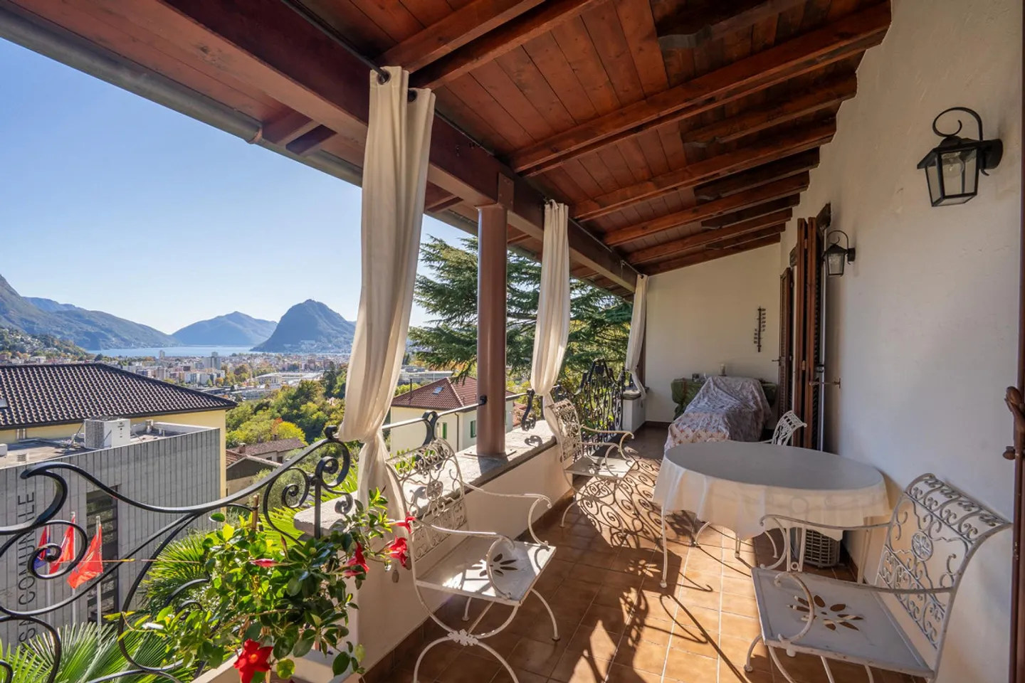 VILLA JUMELÉE MÉDITERRANÉENNE DANS UN CONTEXTE RÉSIDENTIEL AVEC VUE SUR LE LAC - Photo 4 sur 13