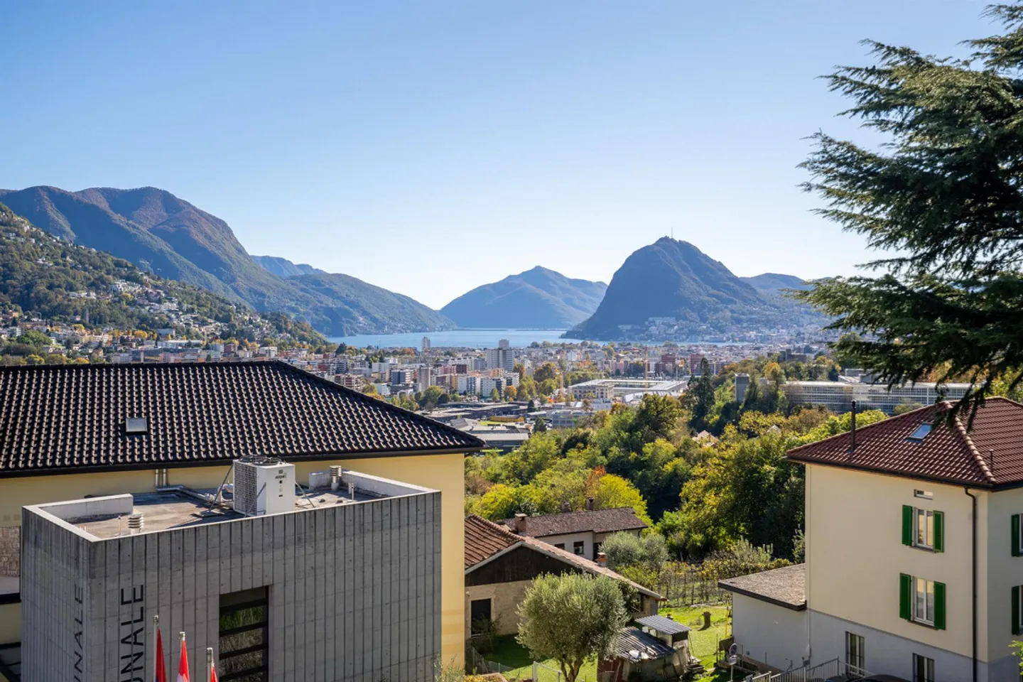 VILLA JUMELÉE MÉDITERRANÉENNE DANS UN CONTEXTE RÉSIDENTIEL AVEC VUE SUR LE LAC - Photo 5 sur 13