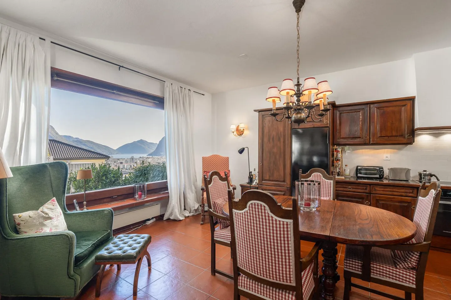 VILLA JUMELÉE MÉDITERRANÉENNE DANS UN CONTEXTE RÉSIDENTIEL AVEC VUE SUR LE LAC - Photo 7 sur 13