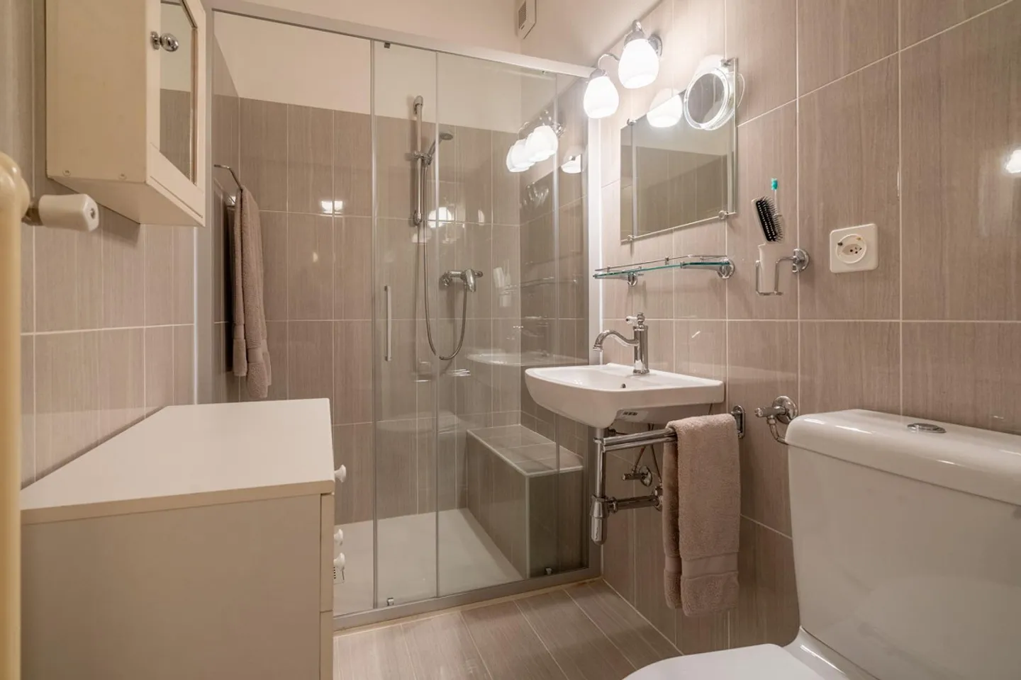 VILLA JUMELÉE MÉDITERRANÉENNE DANS UN CONTEXTE RÉSIDENTIEL AVEC VUE SUR LE LAC - Photo 12 sur 13