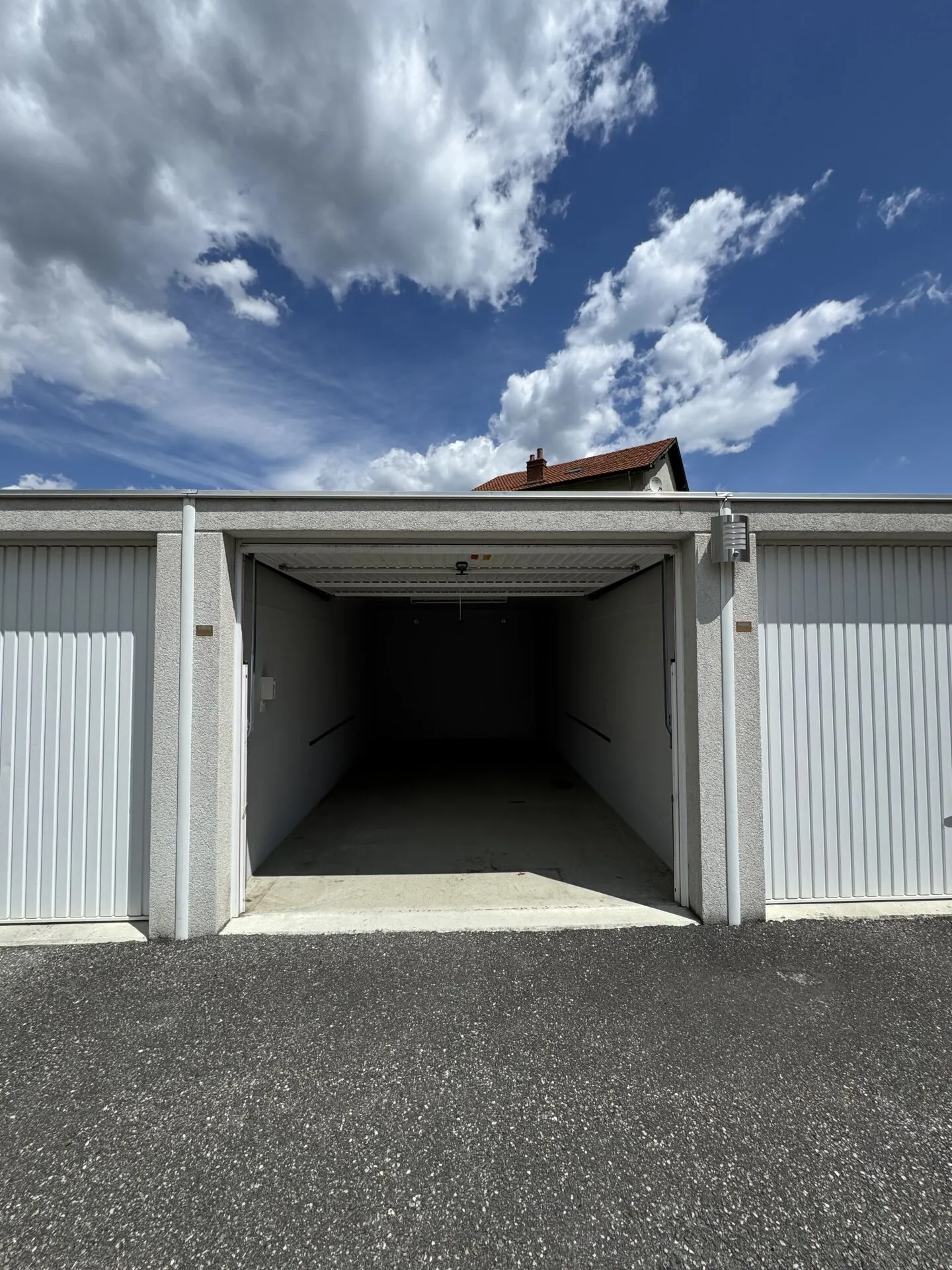 Box Garage avec Prise Individuelle - Photo 2 sur 3