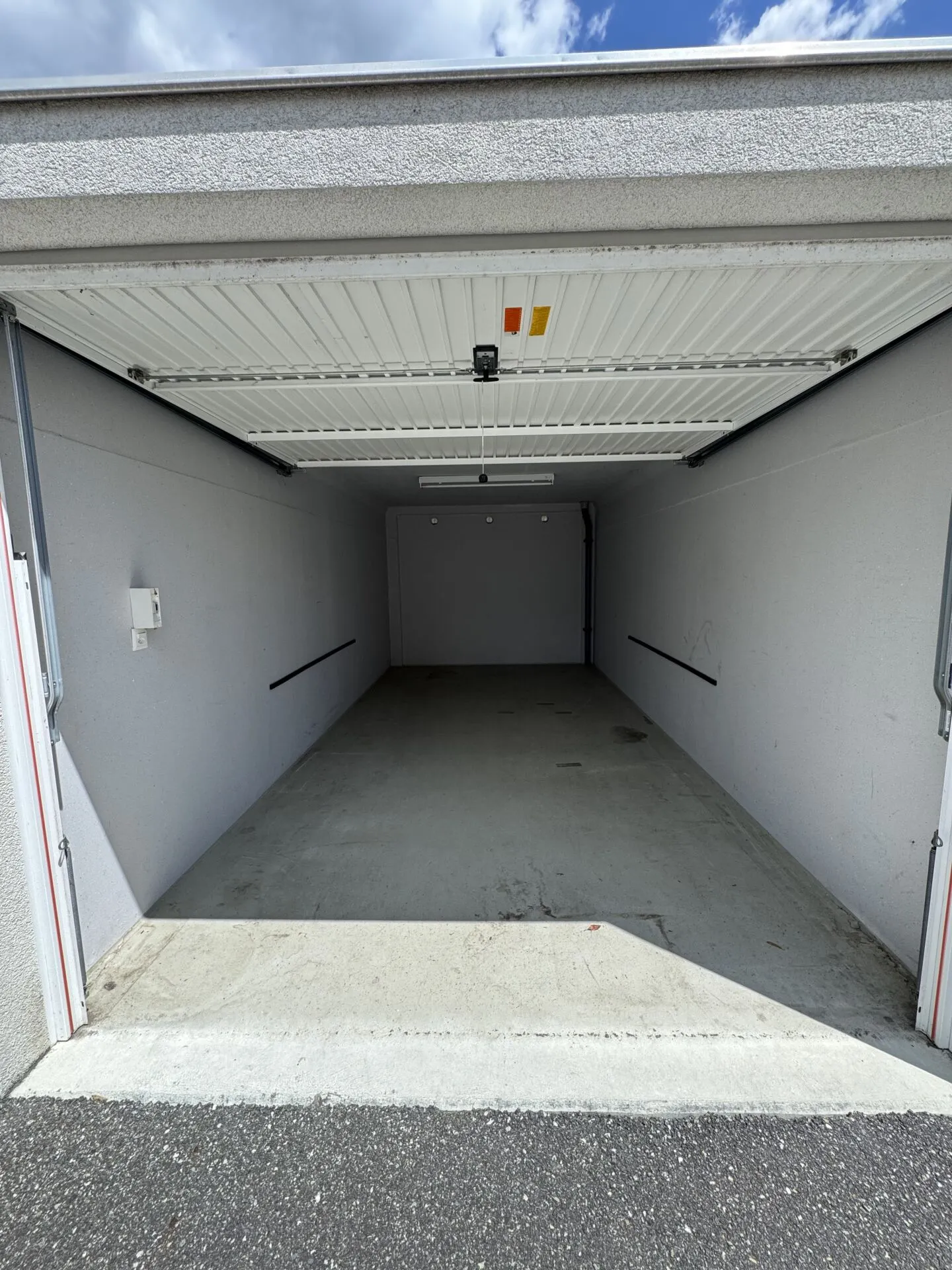 Box Garage avec Prise Individuelle - Photo 3 sur 3
