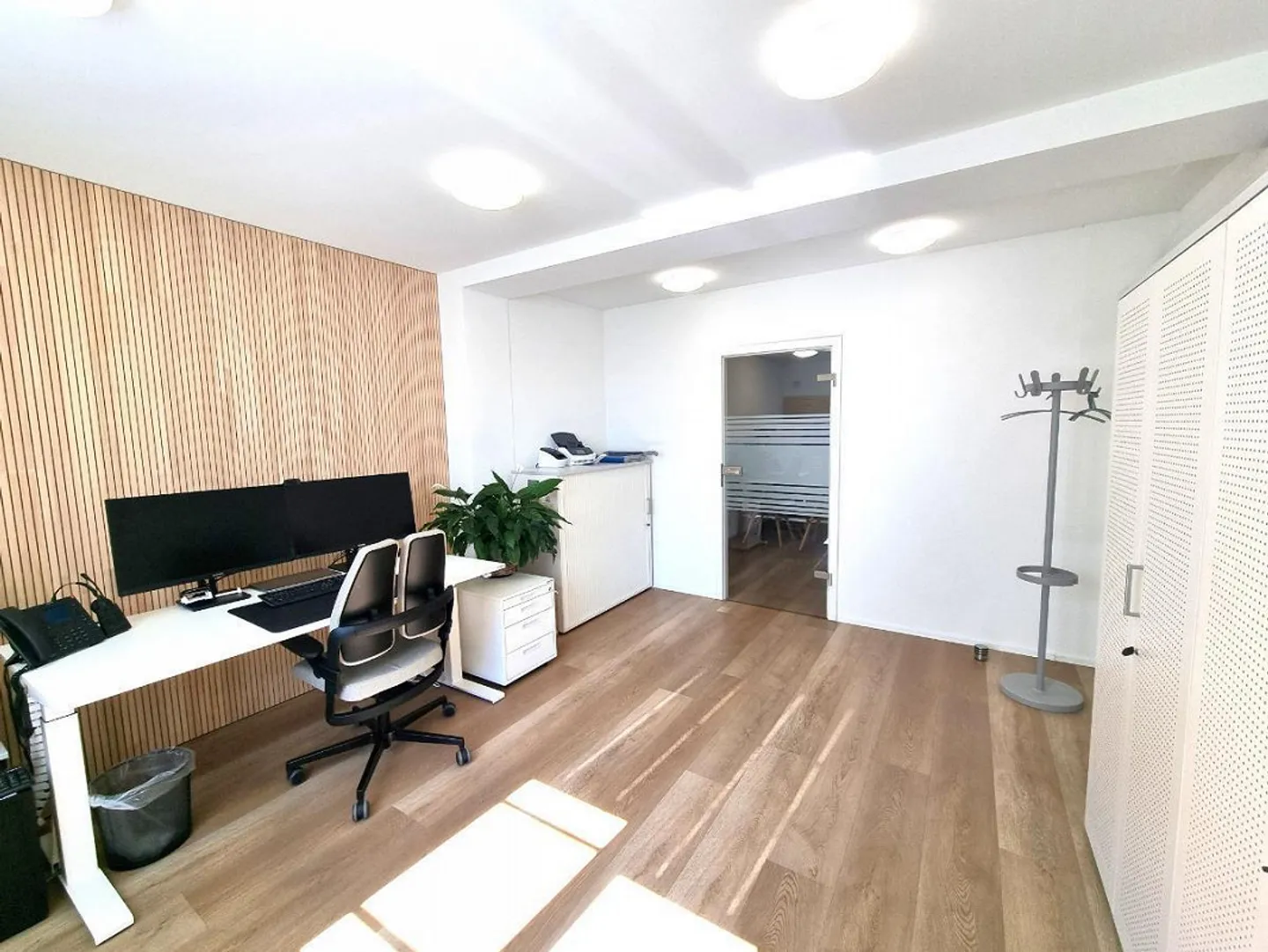 Espace commercial/Bureau au centre de Brunnen - Photo 1 sur 6