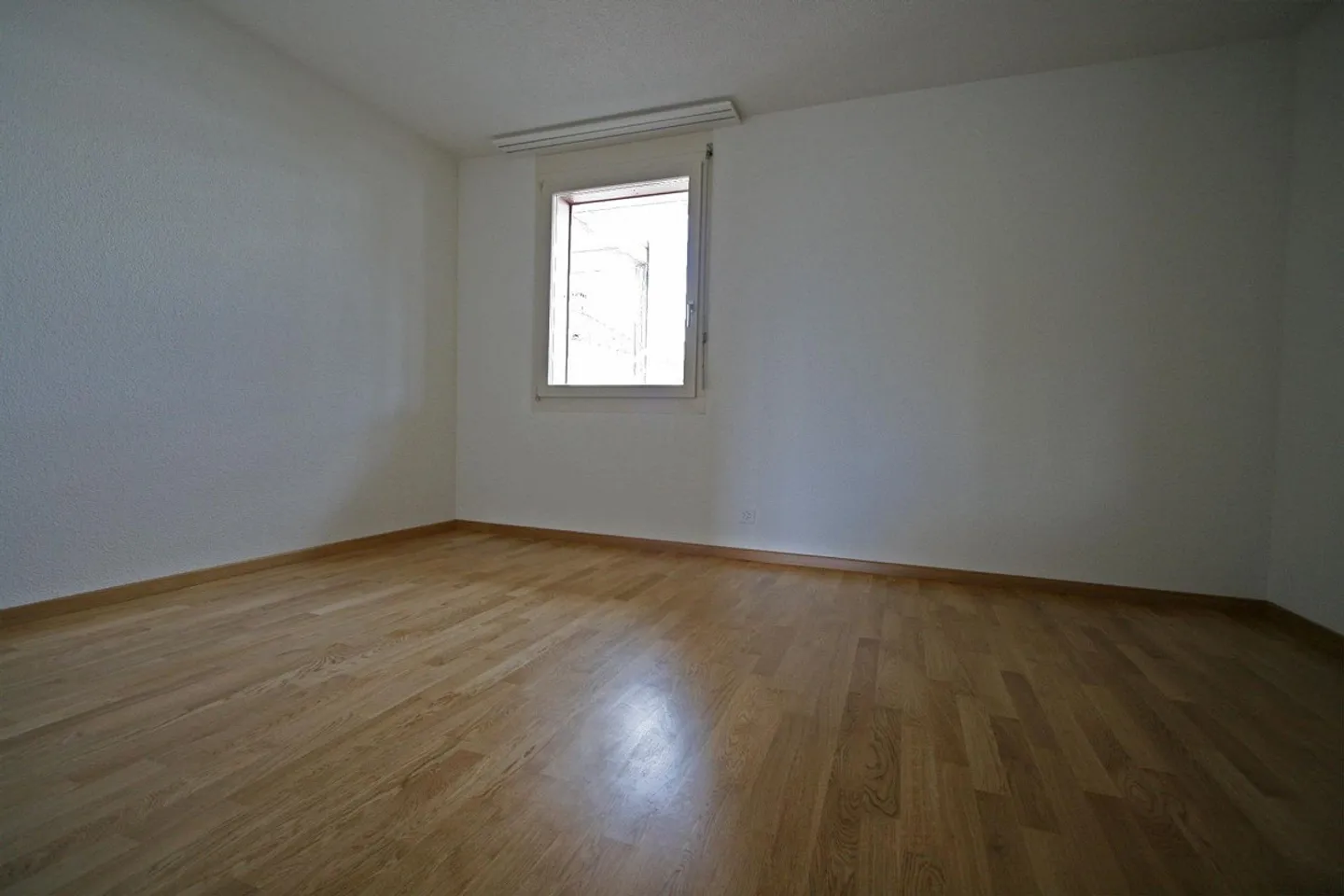 Appartamento di 3.5 locali al piano terra vicino alla stazione! - Foto 4 di 10