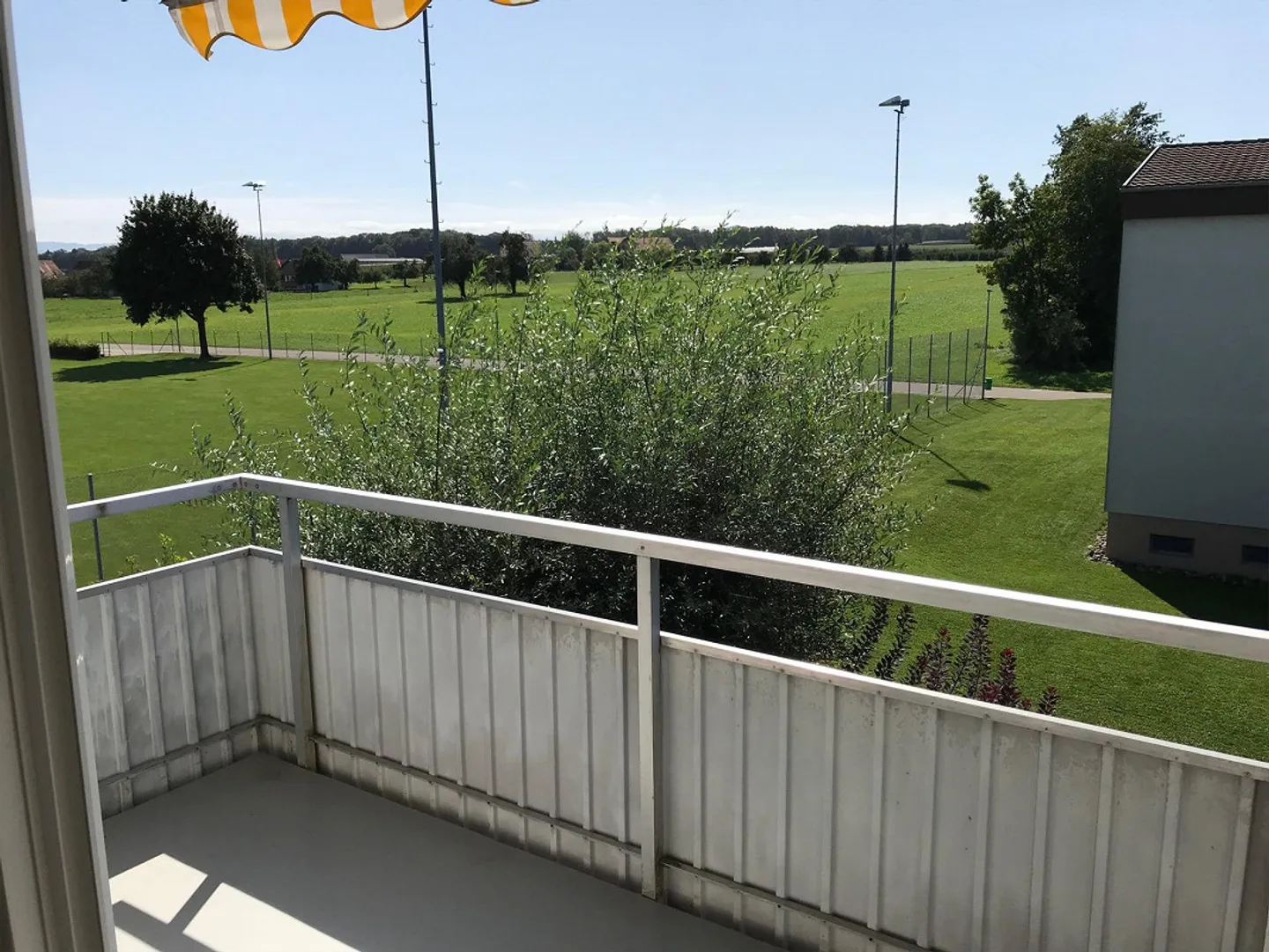 Appartement de 4,5 pièces avec vue sur le lac dans un emplacement ensoleillé au milieu de la nature - Photo 4 sur 13