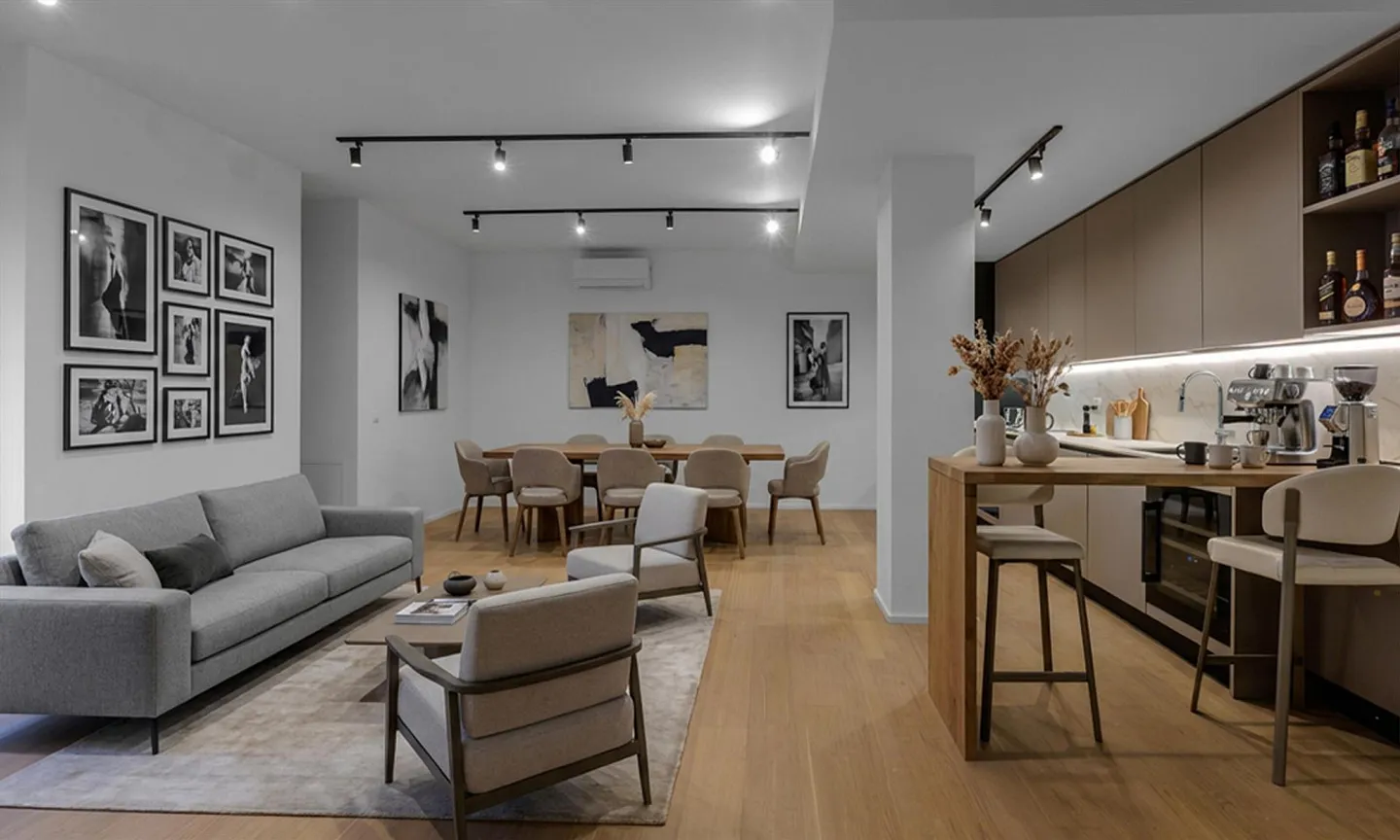 ELEGANT AND SPACIOUS 2.5 ROOMS RENOVATED IN CASSARATE - Photo 1 of 11