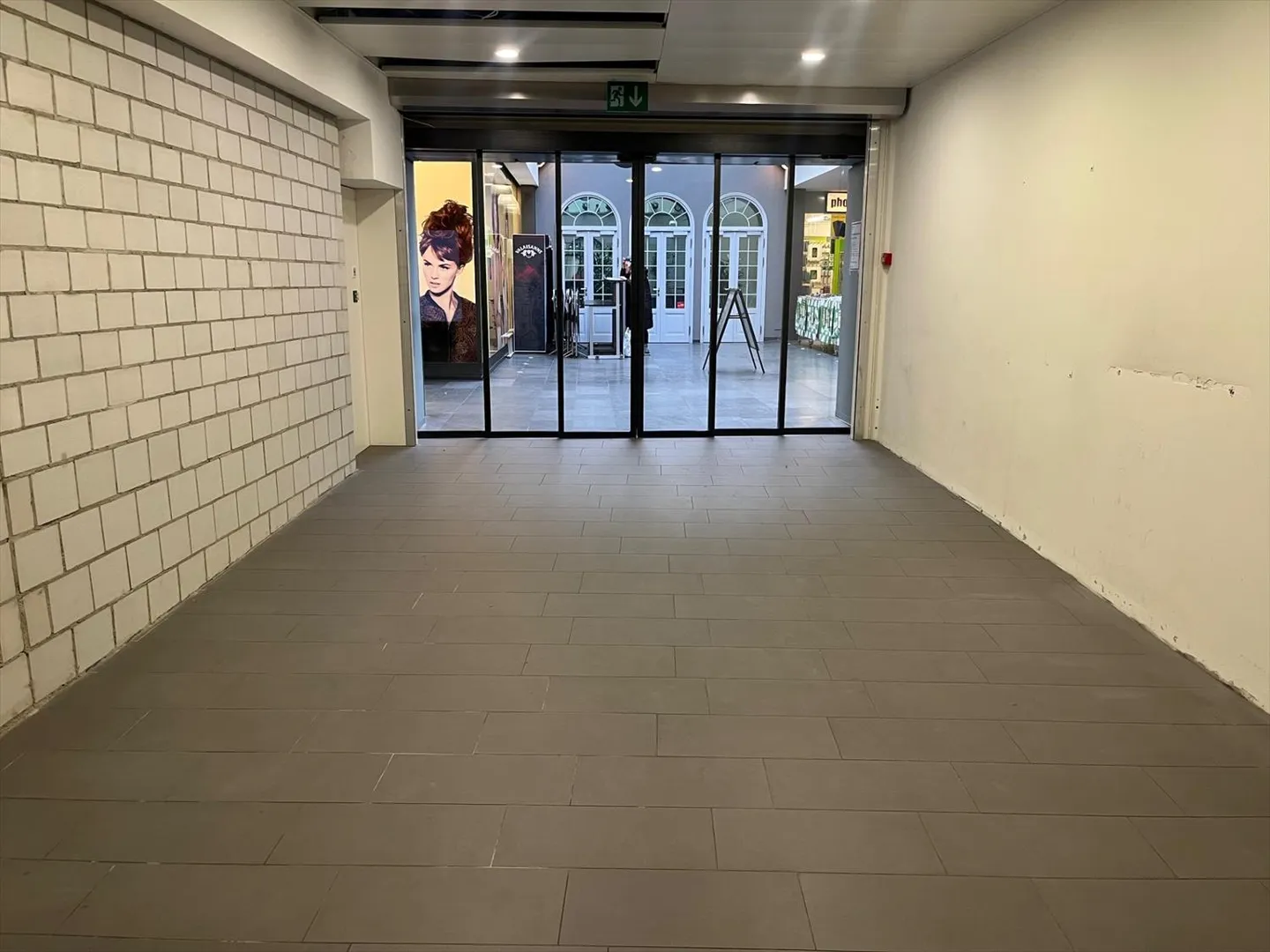 Spazio commerciale attraente in posizione centrale privilegiata - Foto 4 di 6