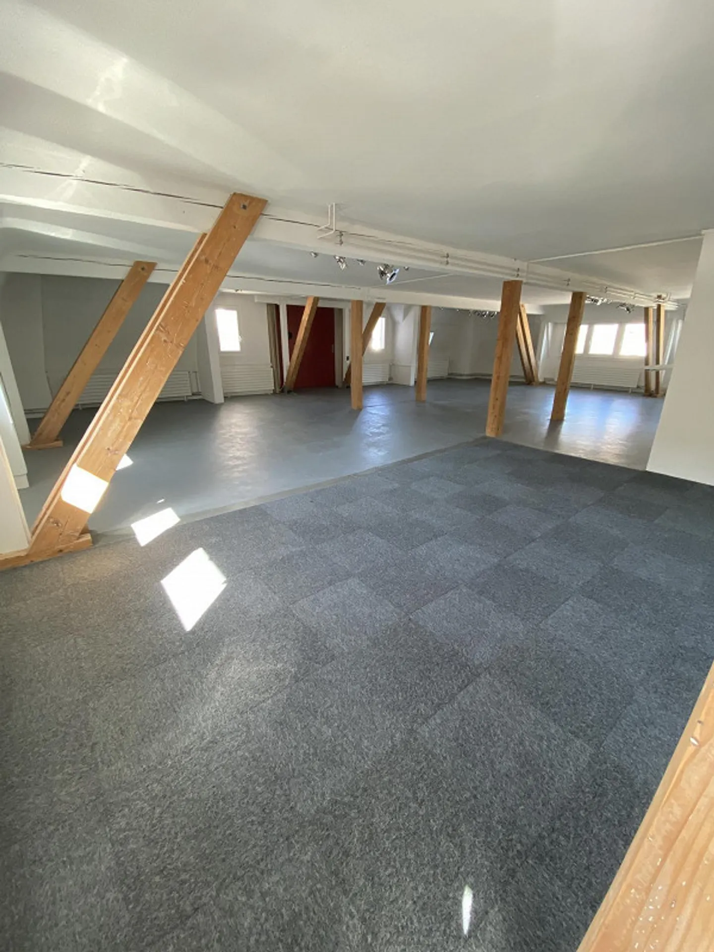216m2 - Wunderschönes Büro im Dachstock oder Praxis oder Atelier - Foto 2 von 4