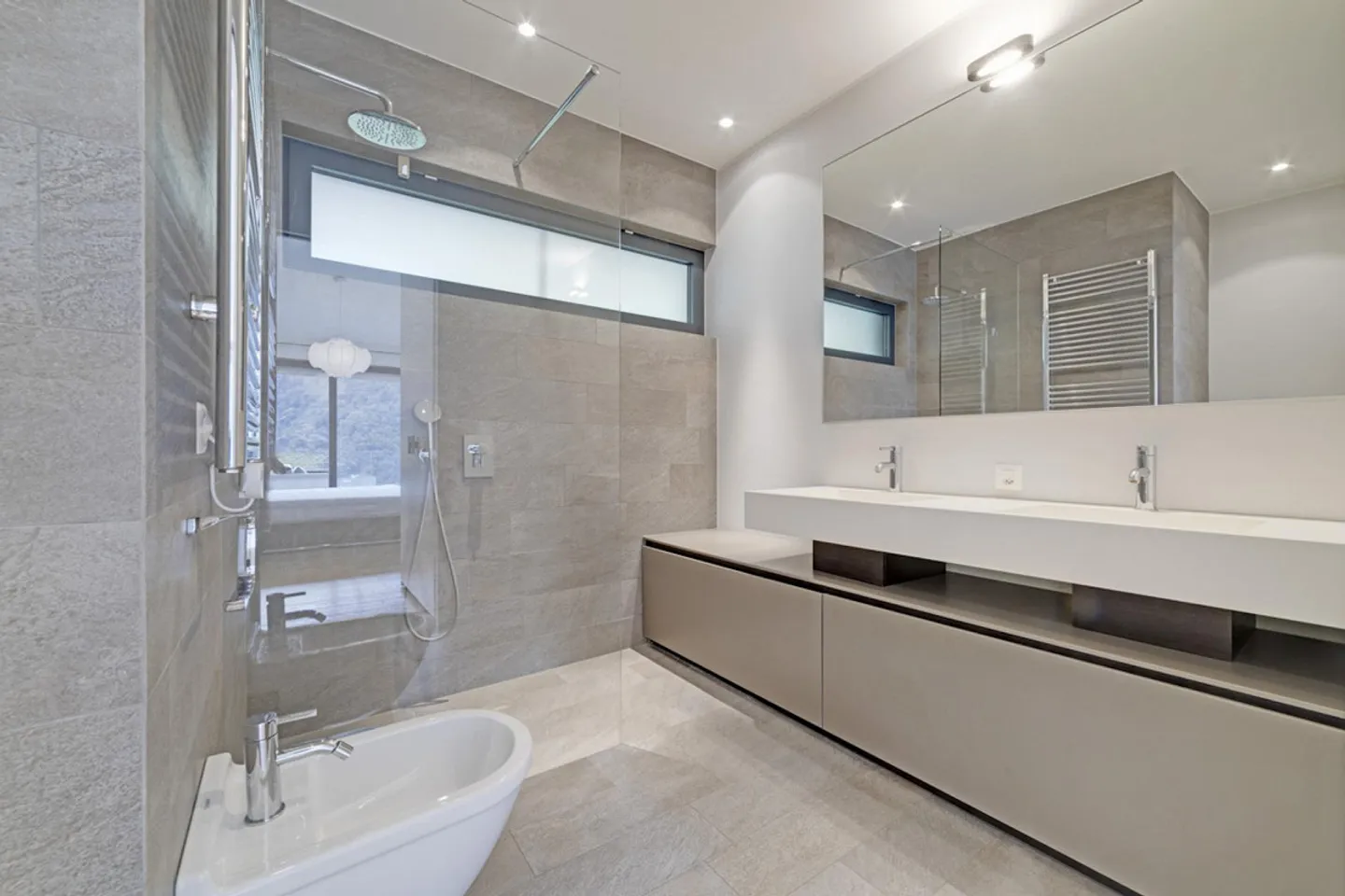 Appartement élégant de 4,5 pièces avec jardin et vue sur le lac - Photo 3 sur 12