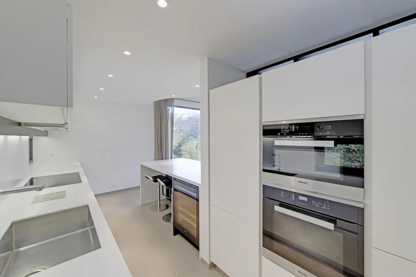 Appartement élégant de 4,5 pièces avec jardin et vue sur le lac - Photo 8 sur 12