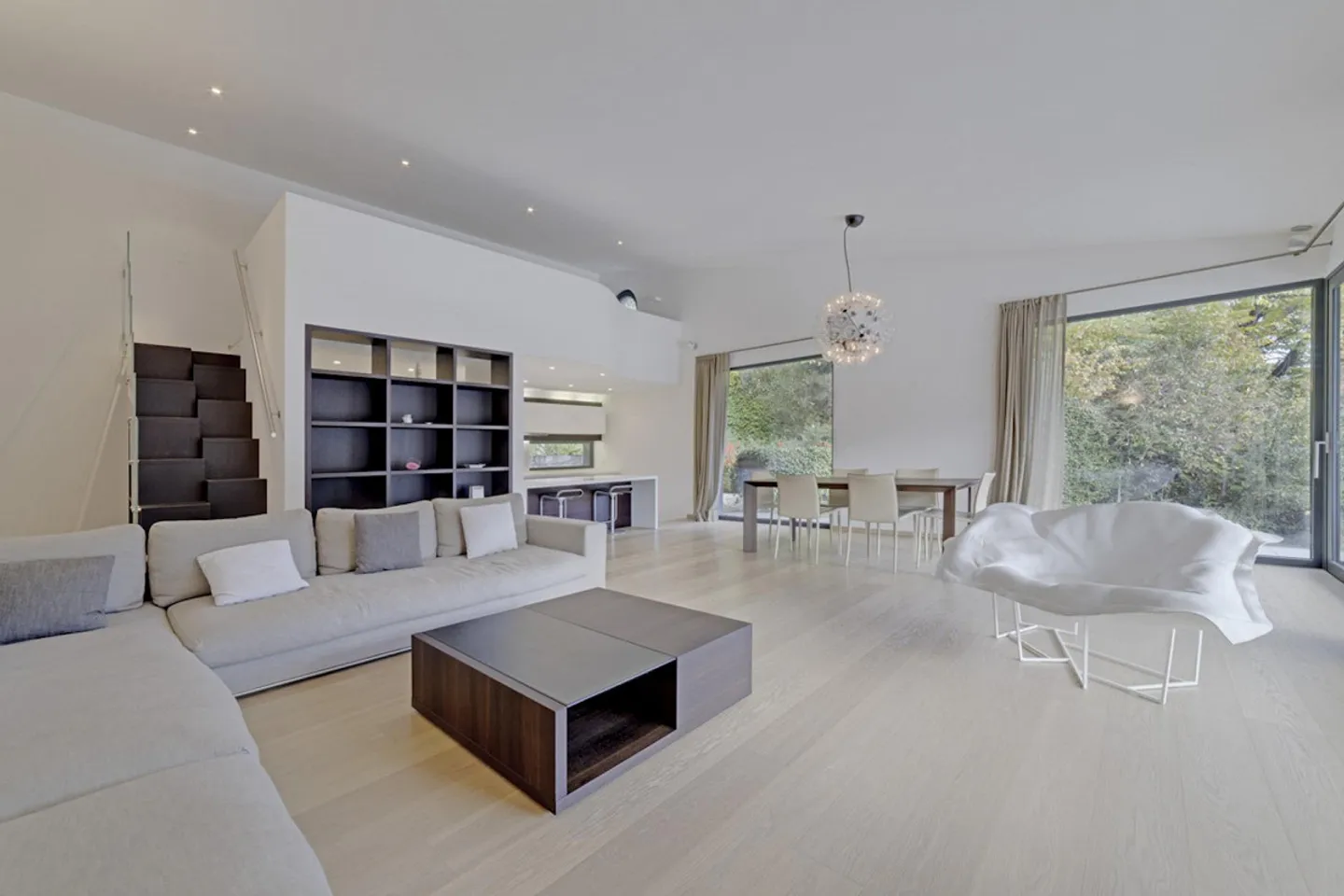 Appartement élégant de 4,5 pièces avec jardin et vue sur le lac - Photo 5 sur 12