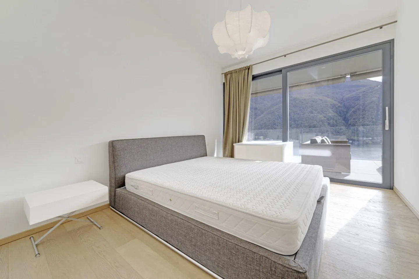 Appartement élégant de 4,5 pièces avec jardin et vue sur le lac - Photo 10 sur 12