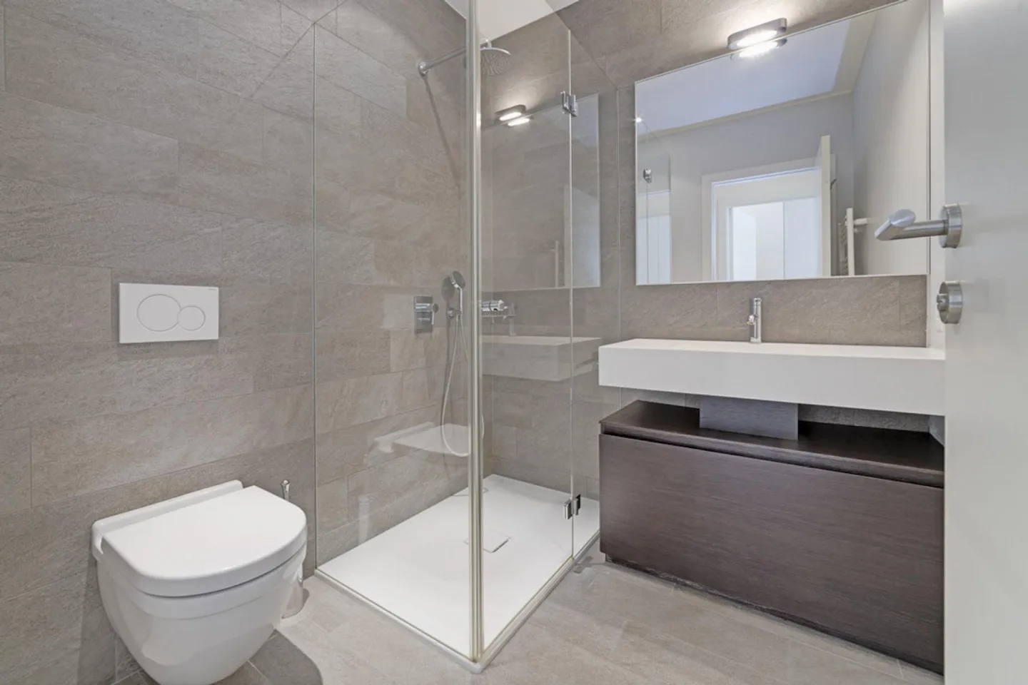 Appartement élégant de 4,5 pièces avec jardin et vue sur le lac - Photo 11 sur 12