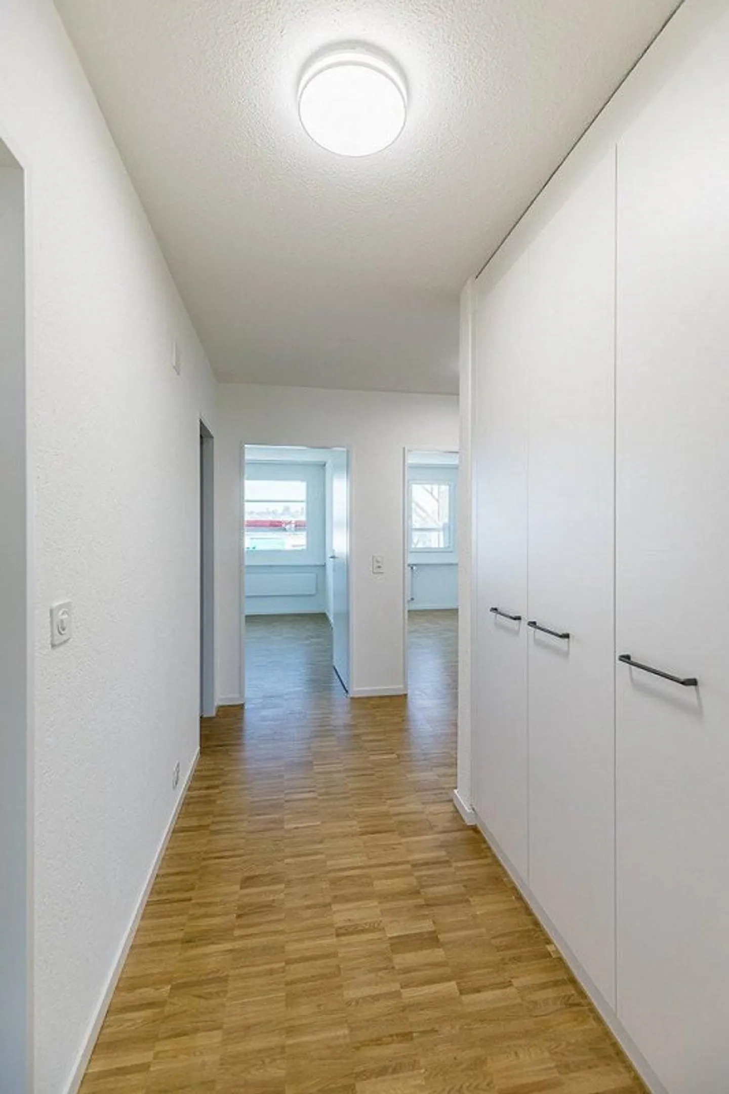 RENT WITHOUT DEPOSIT Newly renovated 4.5-room apartments in a central location - Photo 8 of 9