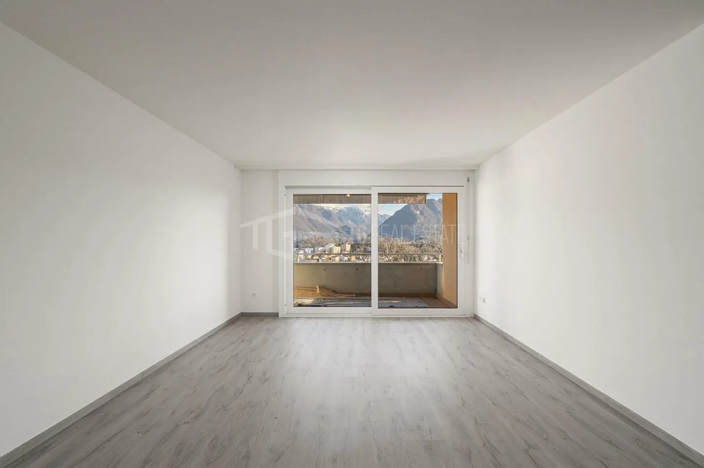 3.5 ROOM APARTMENT RENOVATED WITH PLEASANT VIEW - Photo 2 of 9