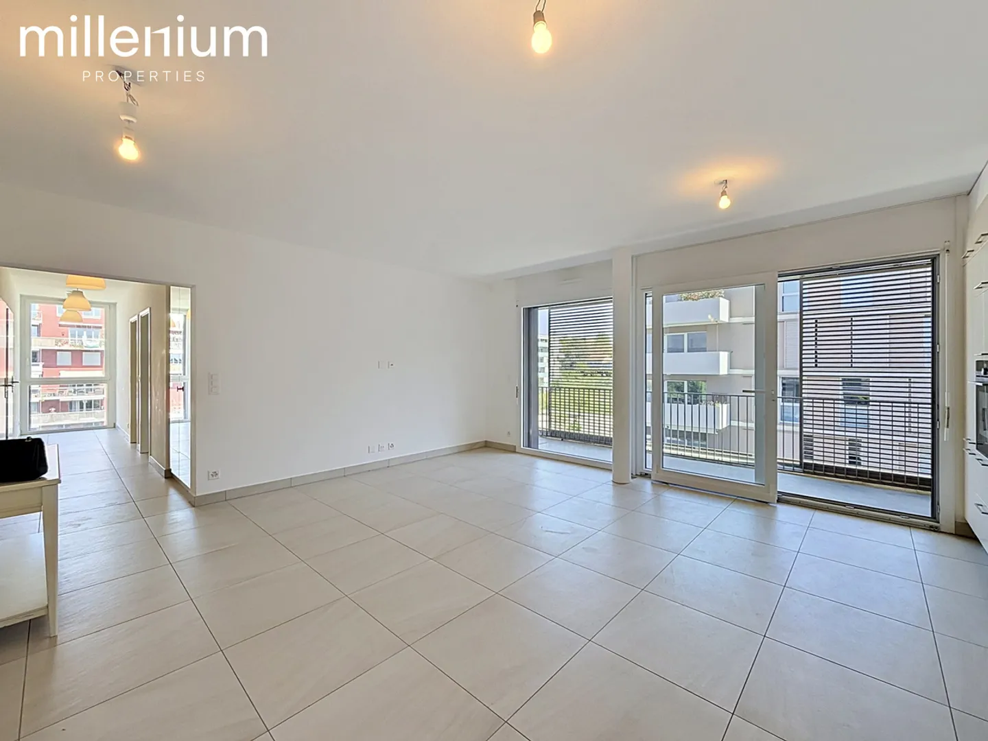 Appartement avec 4 chambres, grand balcon et équipements modernes à Meyrin - Photo 2 sur 9