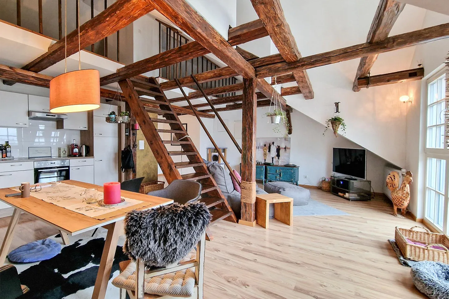 Appartamento mansardato arredato di 2,5 stanze nella città vecchia di Altstätten SG - Foto 1 di 11