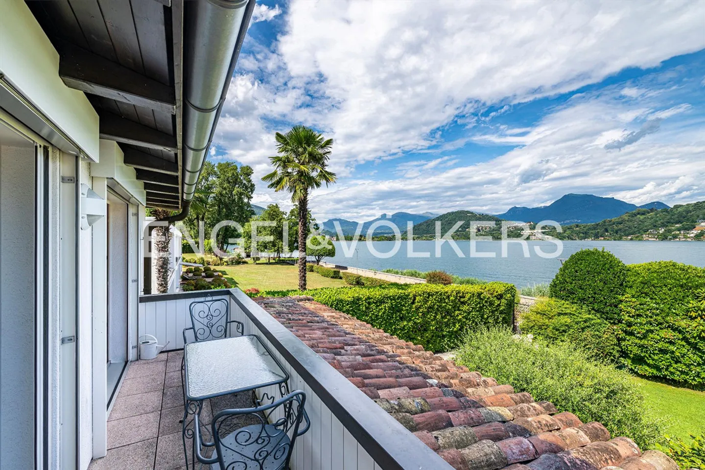 Villa exclusive avec piscine en première ligne sur le lac - Photo 2 sur 13