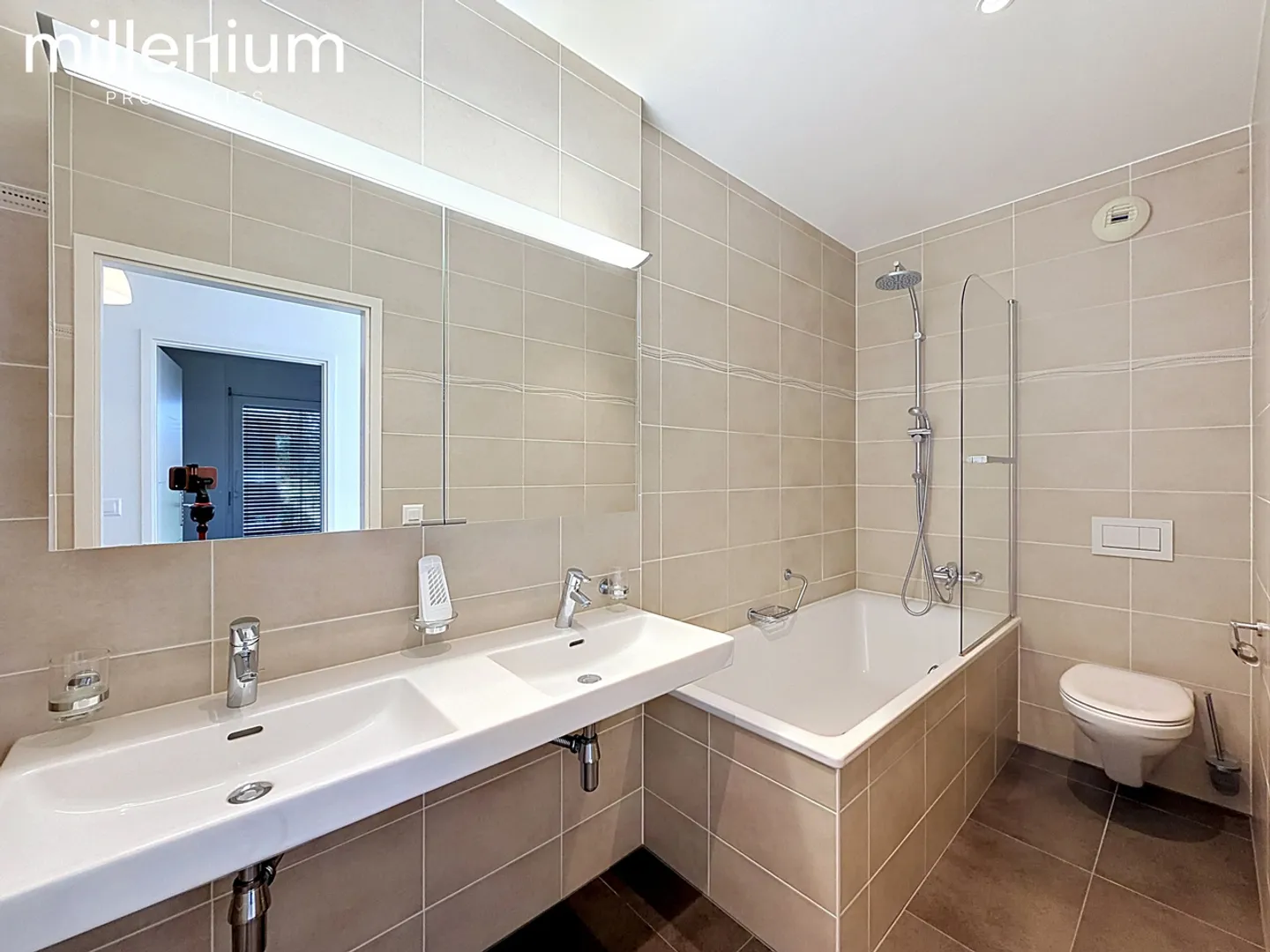 Appartement avec 4 chambres, grand balcon et équipements modernes à Meyrin - Photo 8 sur 9