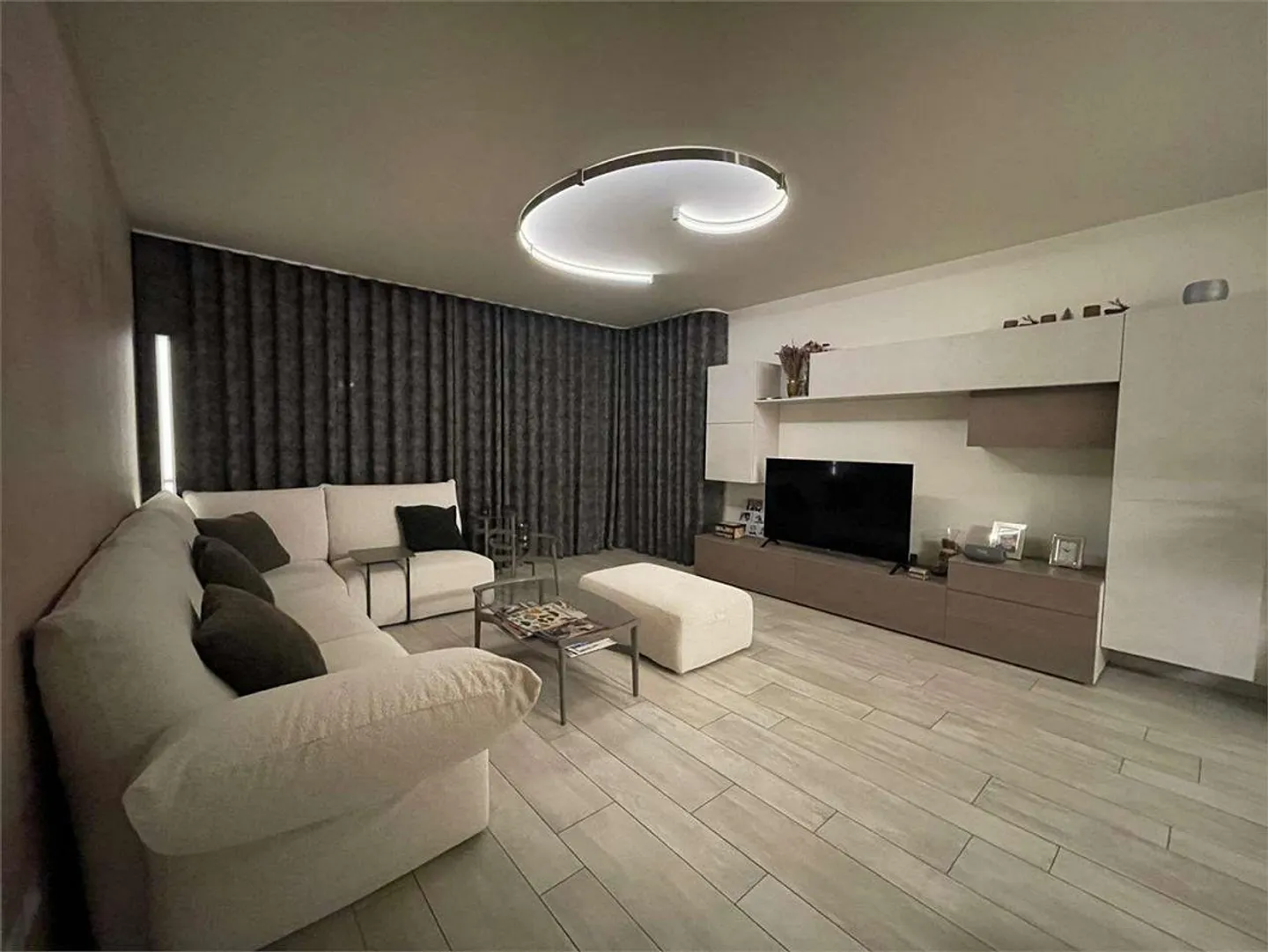 Modern furnished apartment for rent with panoramic lake view - Photo 9 of 13